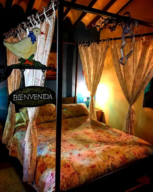 Room for rent in a beautiful country house ideal for a romantic getaway - Image 1