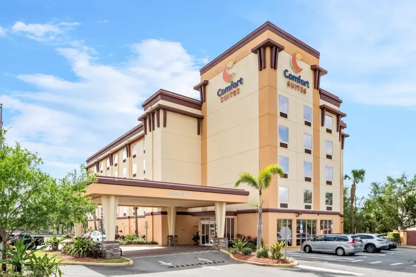 Comfort Suites Orlando International Airport - Image 1