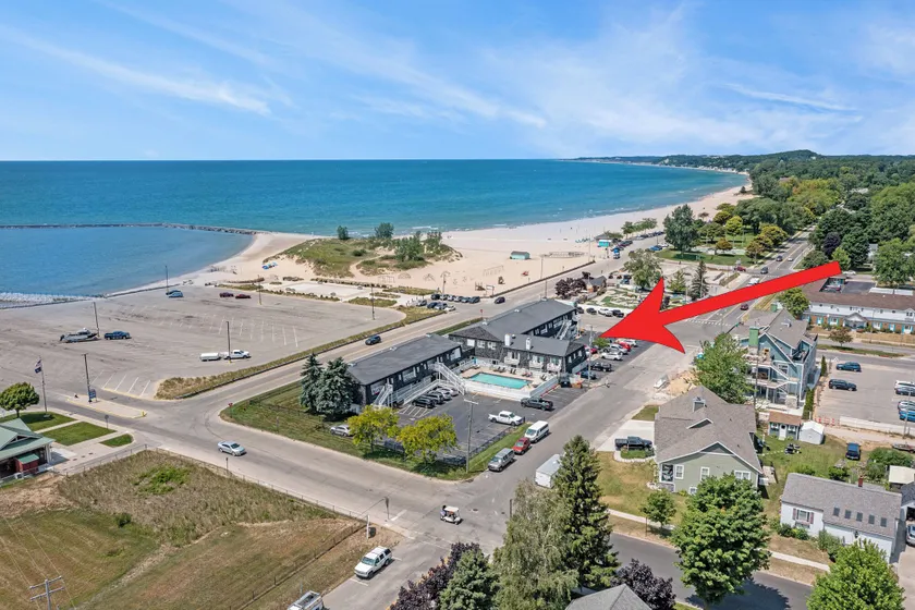 Snyders Shoreline Inn - Image 1