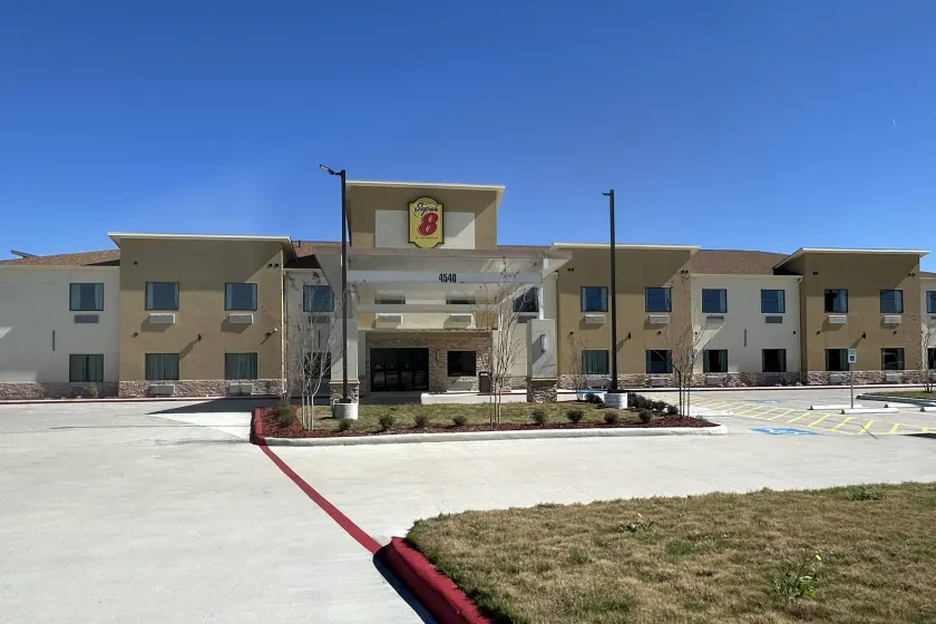 Super 8 by Wyndham Baytown - Image 1