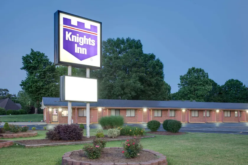 Knights Inn Paris - Image 1