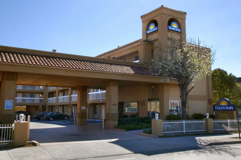 Days Inn by Wyndham Hayward Airport - Image 1