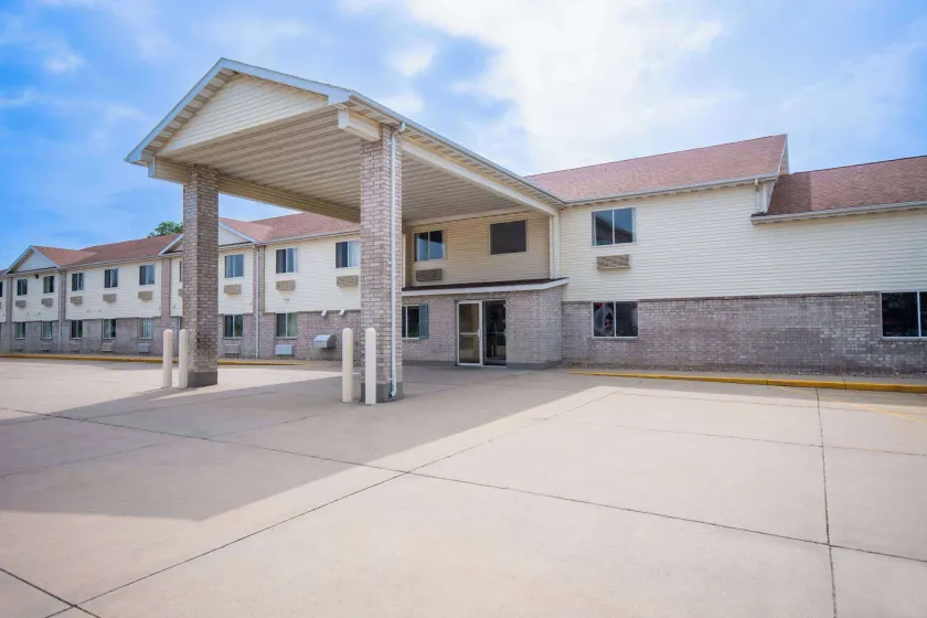 Days Inn by Wyndham Evansdale Waterloo - Image 1