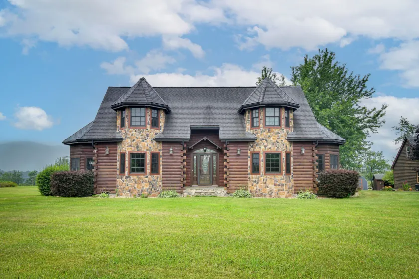 Peaceful Raphine Cottage w/ Deck & Fireplace! - Image 1