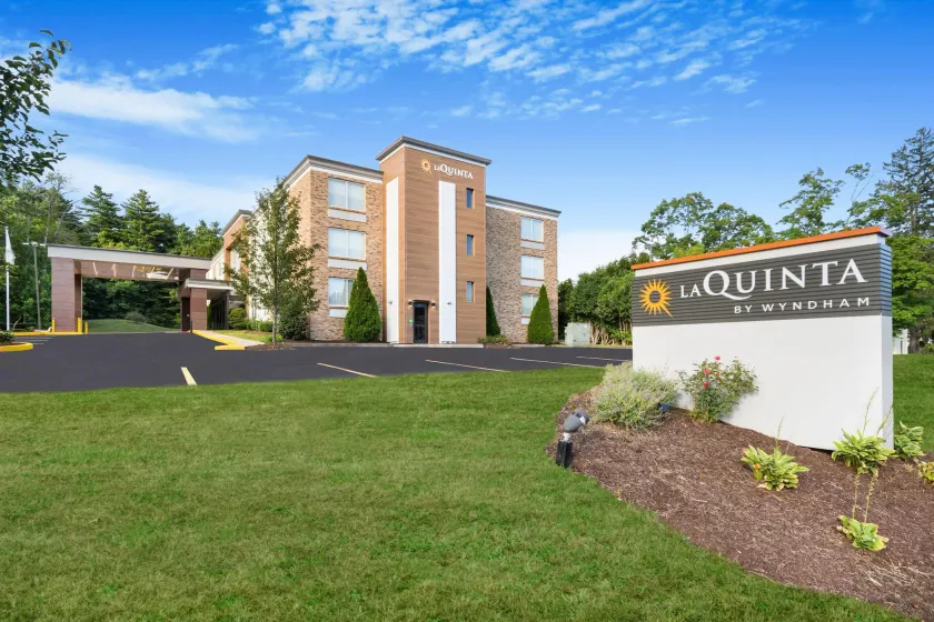 La Quinta by Wyndham Sturbridge - Image 1