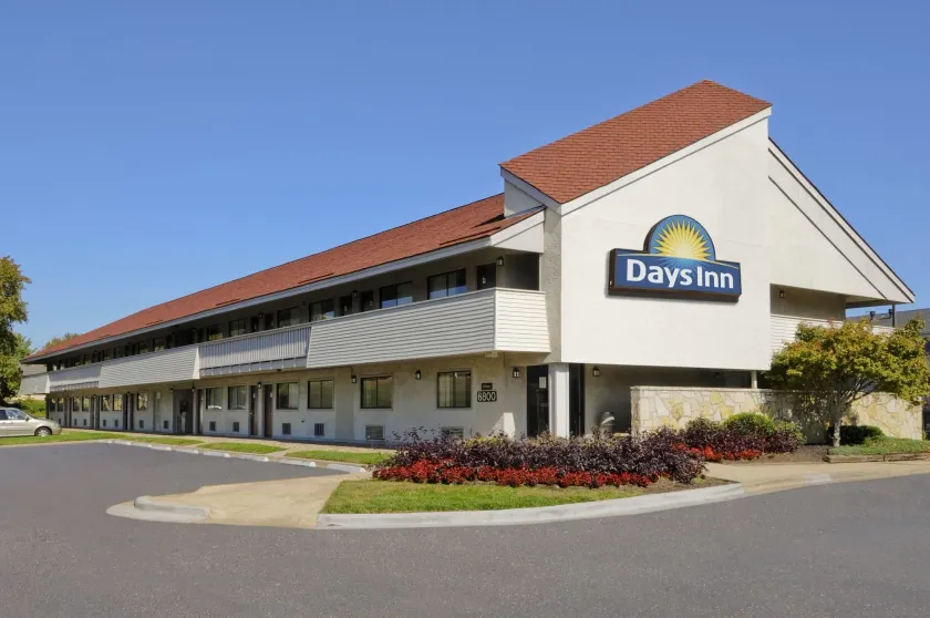 Days Inn by Wyndham Overland Park/Metcalf/Convention Center - Image 1