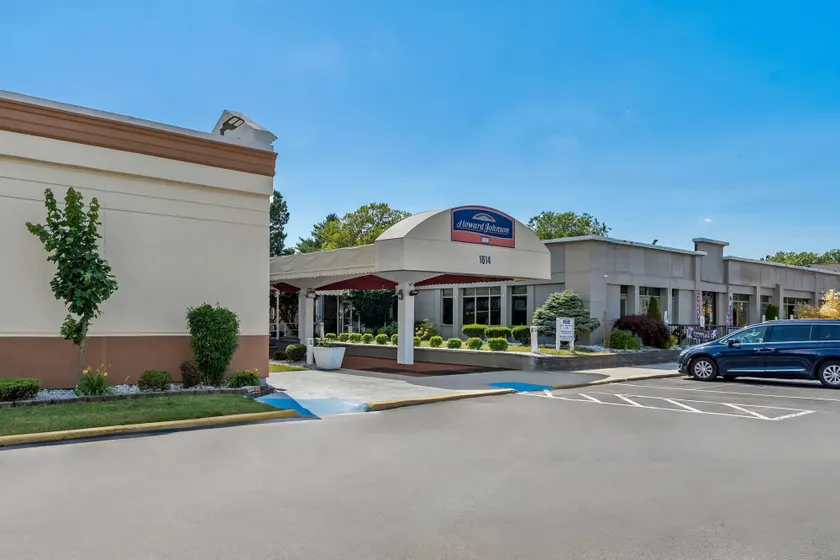 Howard Johnson by Wyndham Albany - Image 1