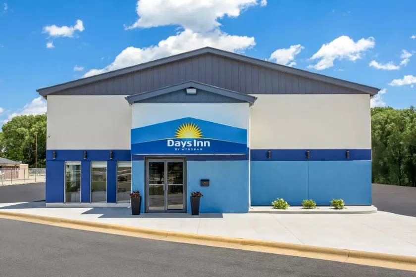 Days Inn by Wyndham La Crosse - Image 1