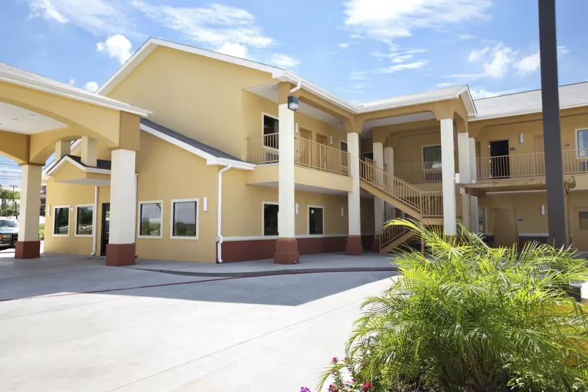 Days Inn & Suites by Wyndham Gonzales TX - Image 1
