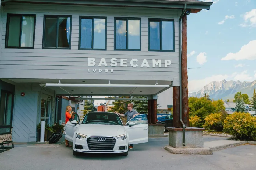 Basecamp Lodge Canmore - Image 1