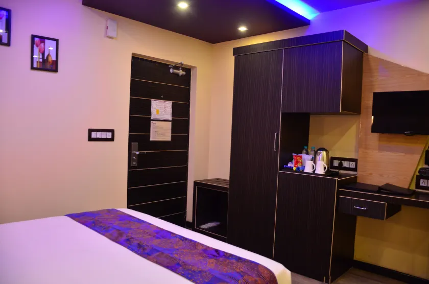 Dolphin Chocolate Inn - Image 1