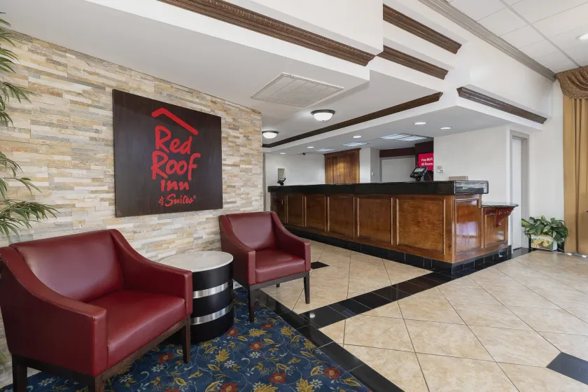 Red Roof Inn & Suites Macon - Image 1