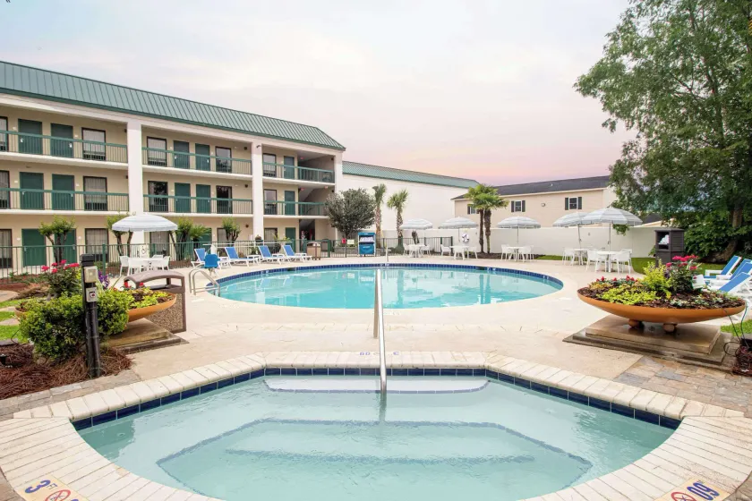 Econo Lodge Inn & Suites Foley-North Gulf Shores - Image 1
