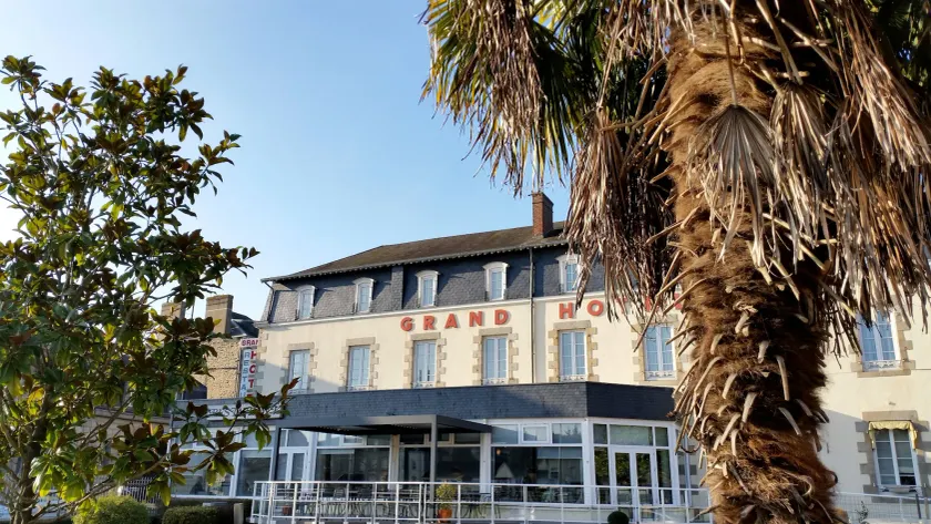 Le Grand Hôtel de Mayenne - Logis hôtels restaurant - Image 1