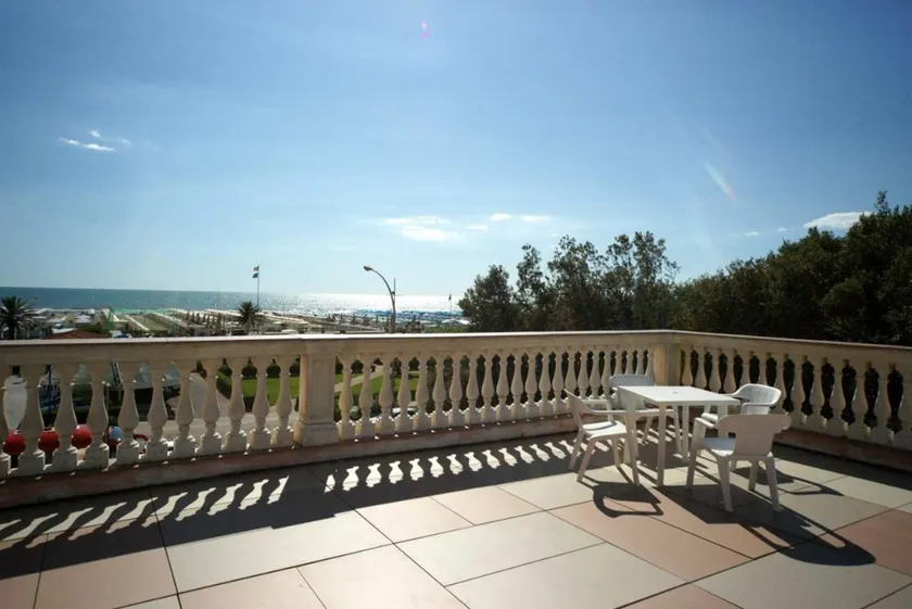 Hotel Happy - Image 1