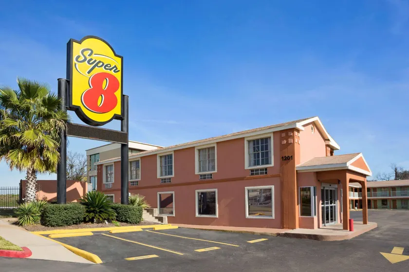 Super 8 by Wyndham Austin Downtown/Capitol Area - Image 1