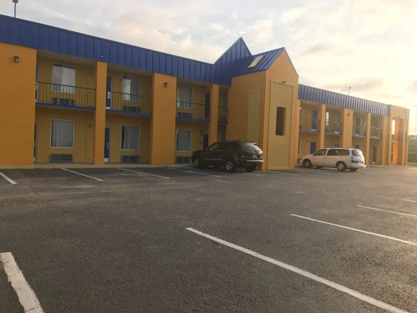 Super 8 by Wyndham Lumberton NC - Image 1