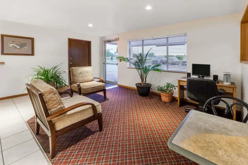 Super 8 by Wyndham Ionia MI - Lobby