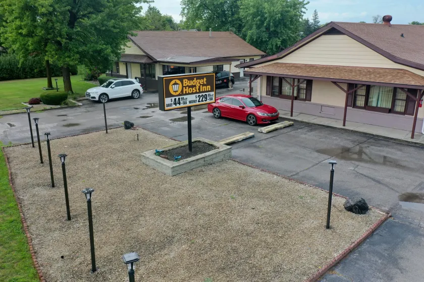 Budget Host Inn - Image 1