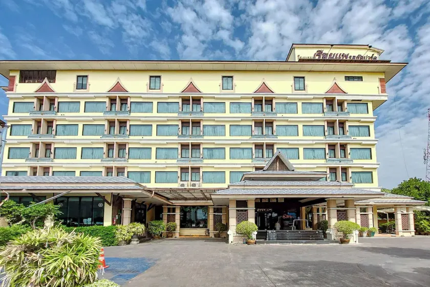 Ruean Phae Royal Park Hotel - Image 1