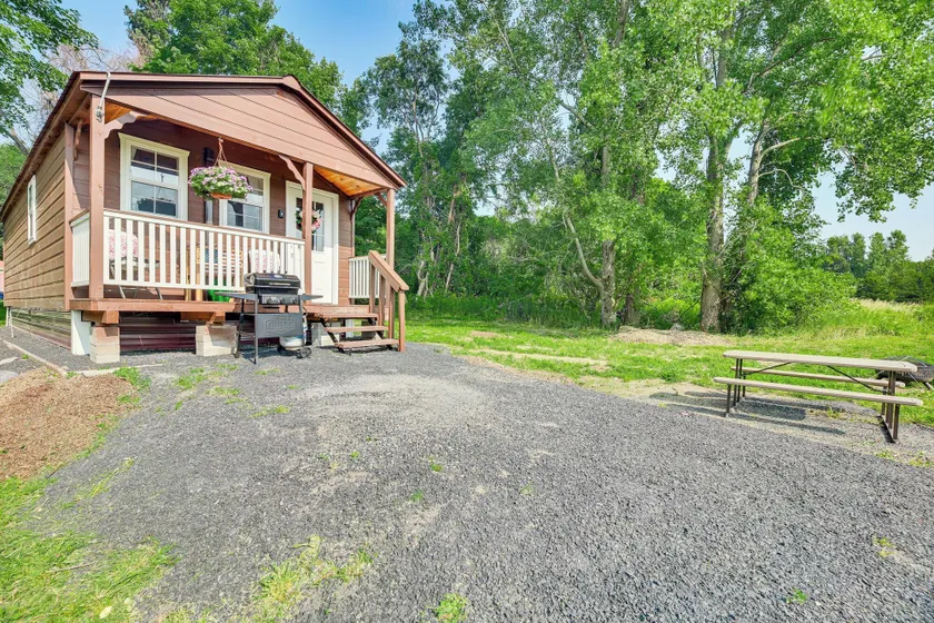 Isle La Motte Cabin ~ 3 Mi to Lake Champlain! - Image 1