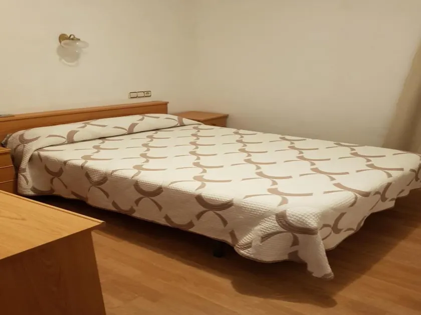 Cozy double room with private bathroom - Image 1