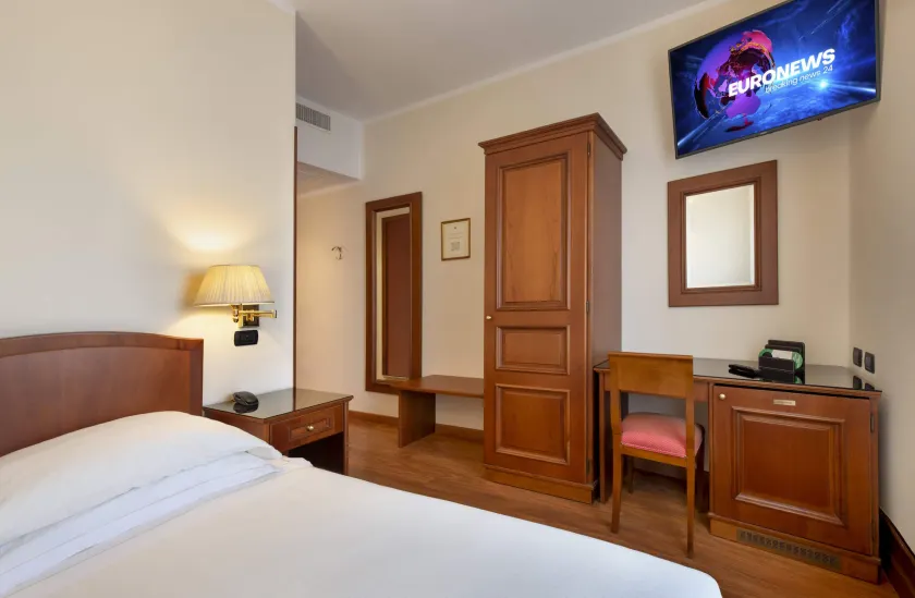 Lancaster Hotel - Image 1