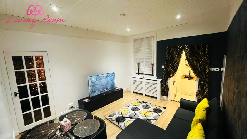 Luxury Entire Holiday Apartment - Self Checkin & Checkout - Image 1