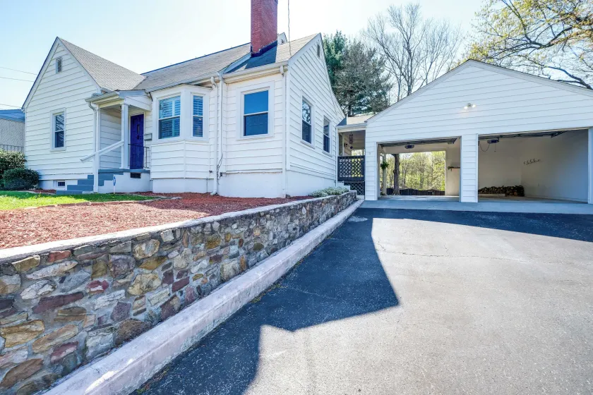 Colorful Roanoke Vacation Rental w Hot Tub - Image 1