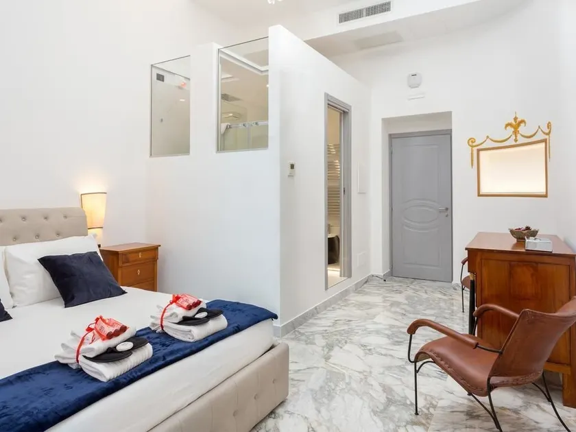 Queen Palace Suites - Image 1