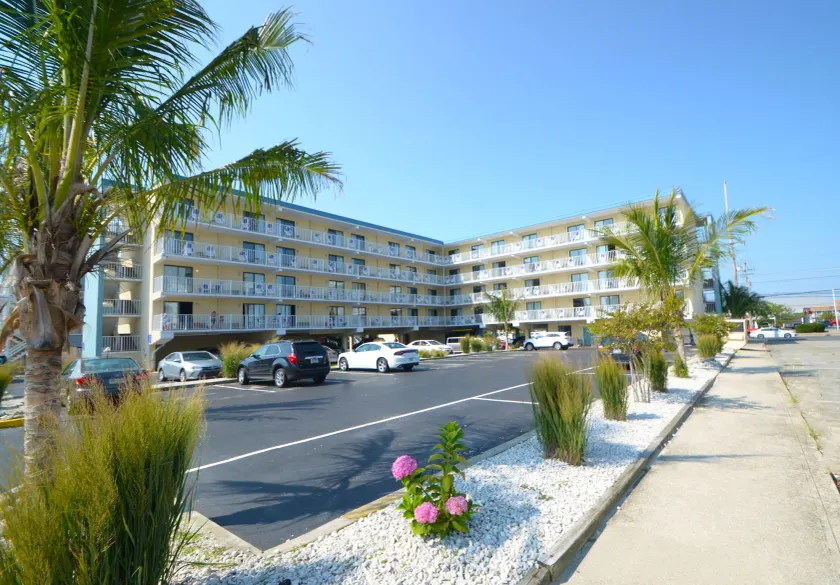Coastal Palms Inn and Suites - Image 1