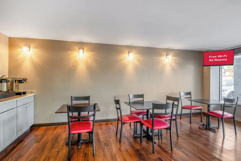 HomeTowne Studios by Red Roof Richmond - Airport Sandston - Reception