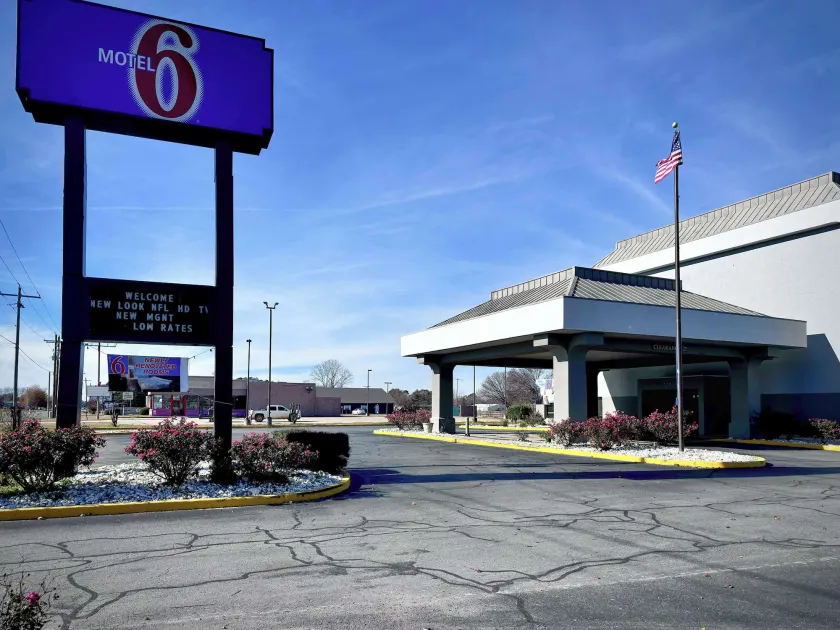 Motel 6-Pine Bluff, AR - Image 1