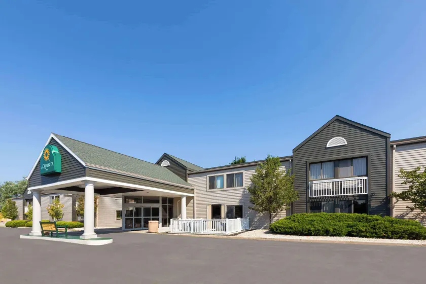 La Quinta Inn by Wyndham Sheboygan - Image 1