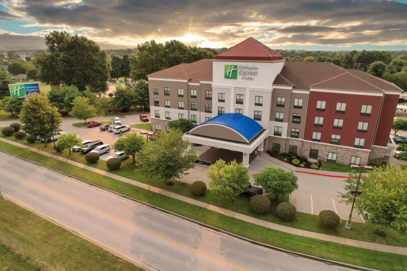 Holiday Inn Express and Suites Springfield Medical District by IHG - Image 1