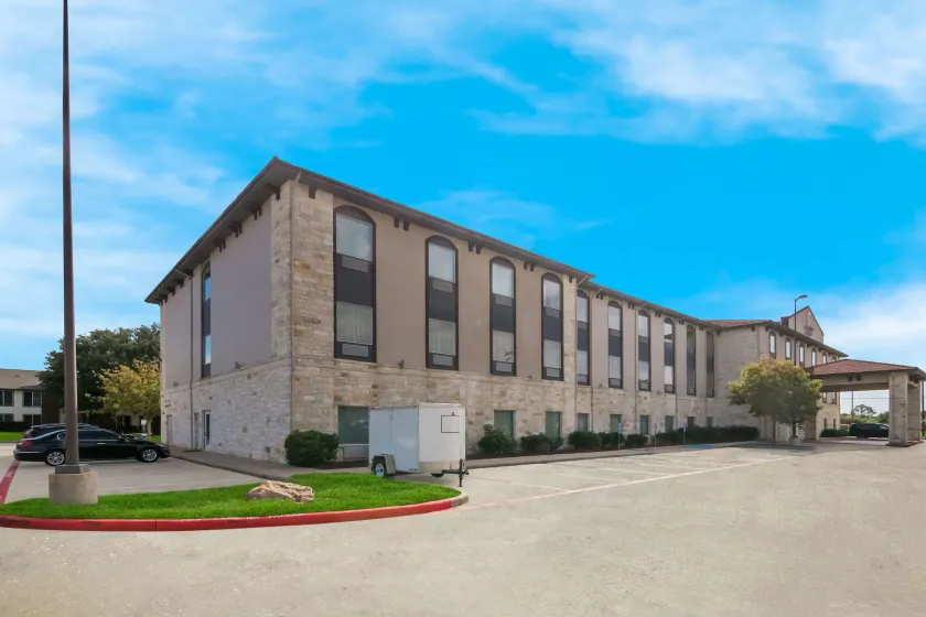 Comfort Suites Granbury - Image 1