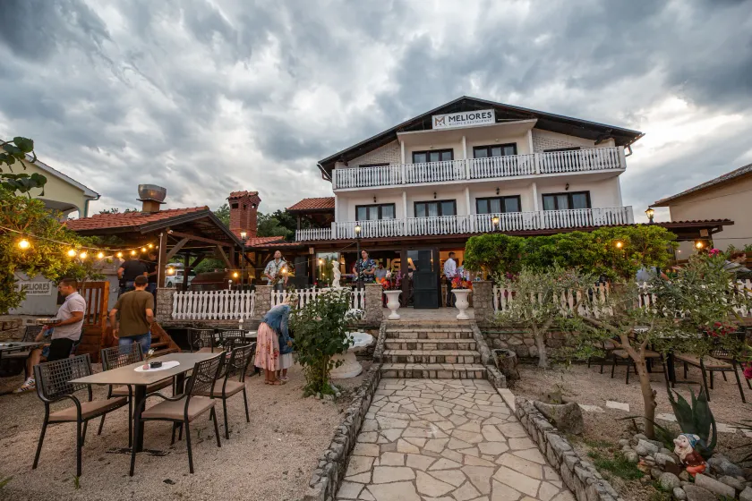 Meliores Rooms & Restaurant - Image 1