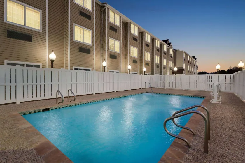 Super 8 by Wyndham San Antonio Airport North - Image 1