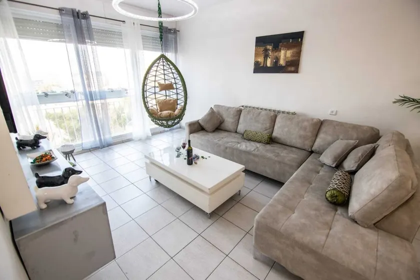 Art Apartment Near Mamila best Location 1 - Image 1