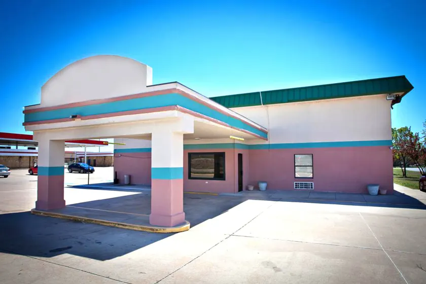 Days Inn by Wyndham Park City Kansas - Image 1