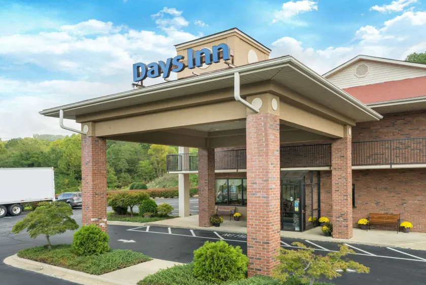Days Inn by Wyndham Asheville Downtown North - Image 1