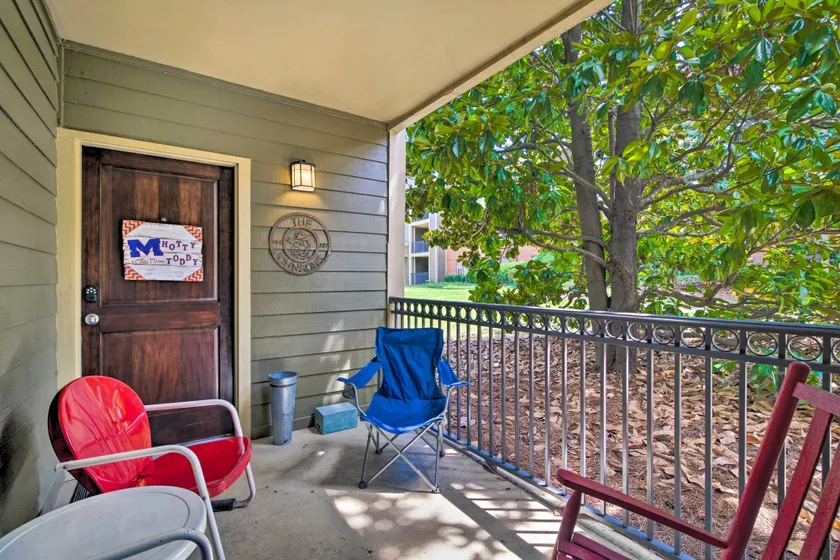 Sip Happens: Poolside Pregame on Ole Miss Weekends - Interiør