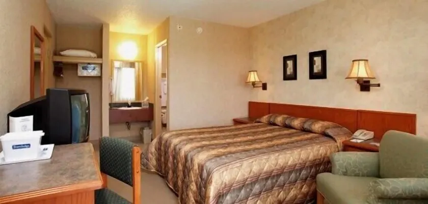 Langley Hwy Hotel - Image 1