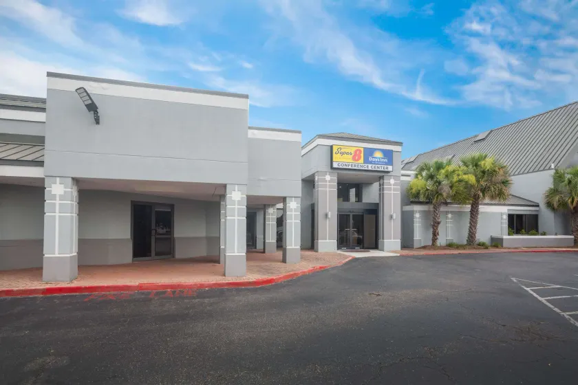 Super 8 by Wyndham Mobile I-65 - Image 1