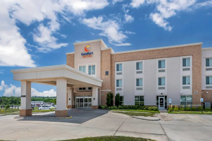 Comfort Suites West Omaha - Image 1