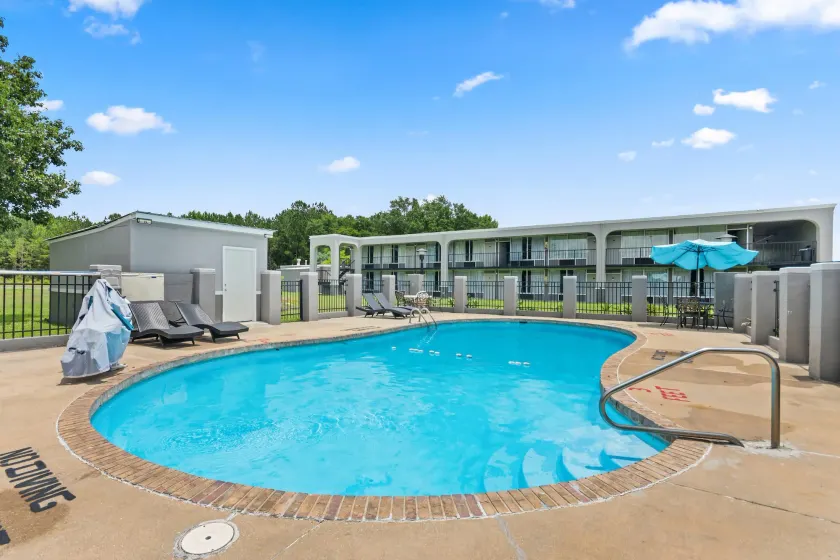 Econolodge - Image 1