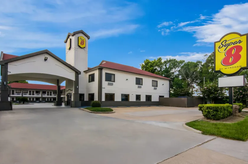 Super 8 by Wyndham Houston/Brookhollow NW - Image 1