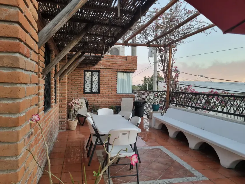 Linda Propiedad de 5 Habitaciones - Image 1