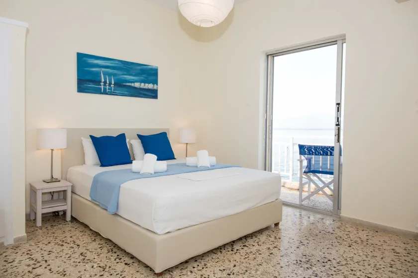 Spacious apartment on the beachfront - Image 1