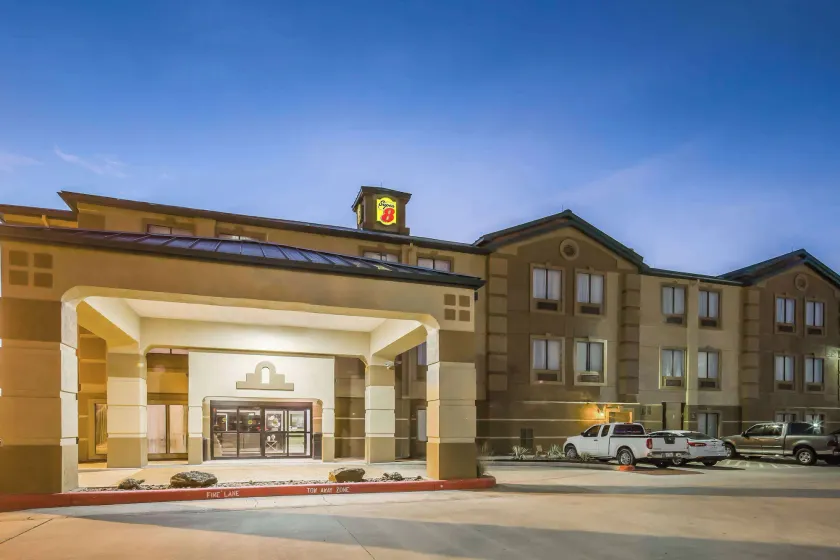 Super 8 by Wyndham Port Arthur/Nederland Area - Image 1